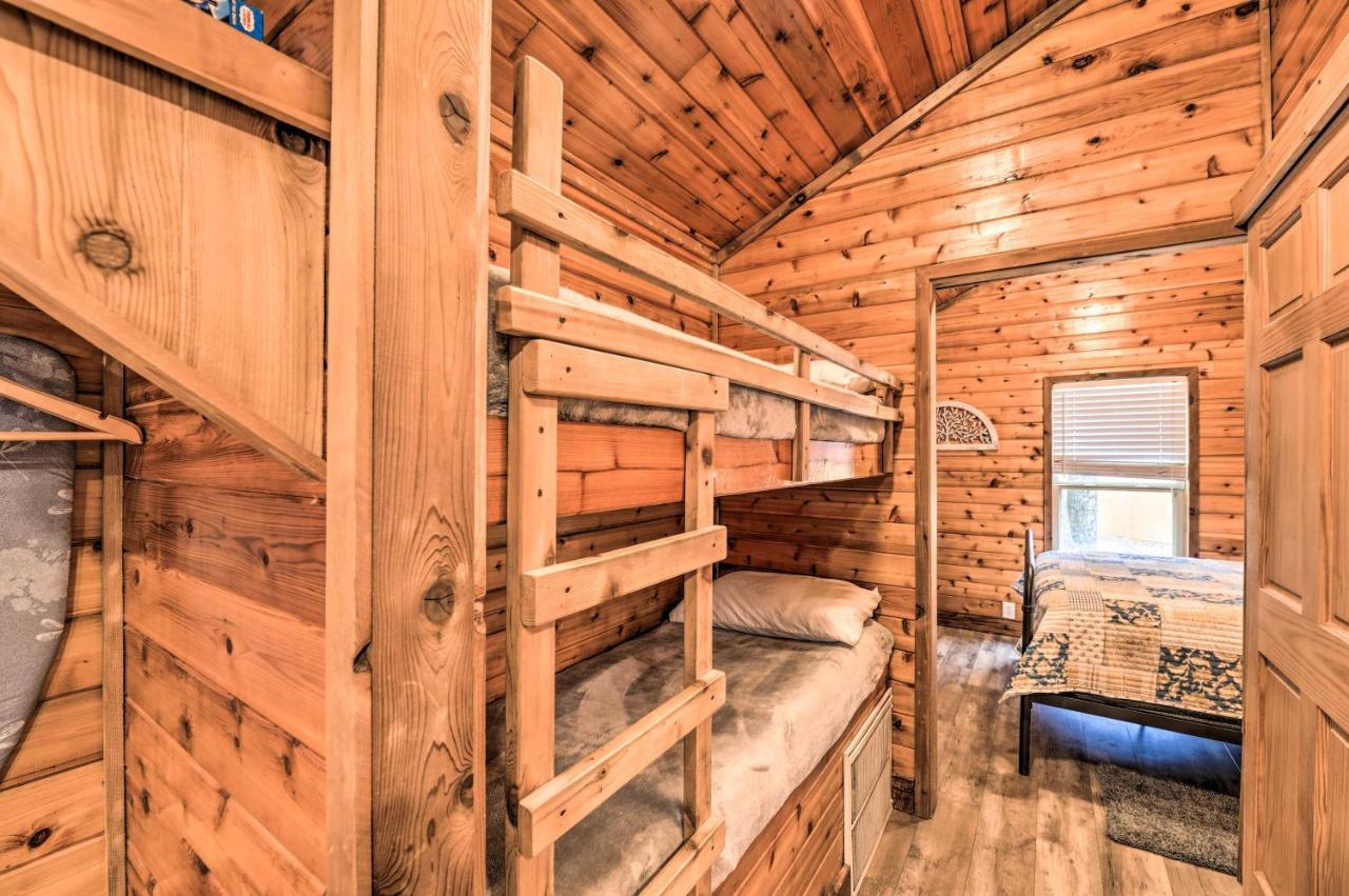 Charming New Bern Log Cabin - Pets Welcome! Exterior photo